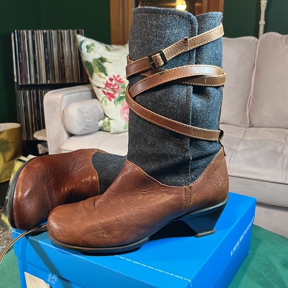 John Fluevog Truth double strap ankle boot. Brown saddle leather and grey wool. - Picture 6 of 10
